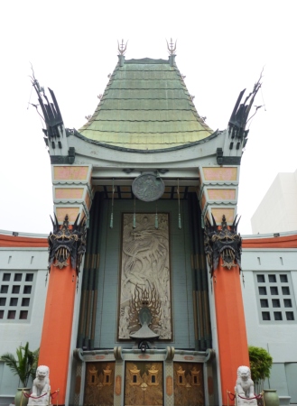 the iconic entrance to the chinese theater